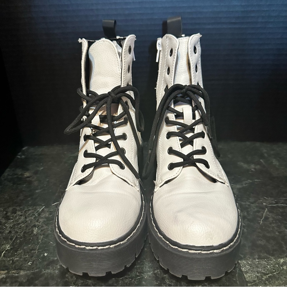 Sincerely Jules Harley White Lace up & Side Zipper Combat Boots New Size 8.5